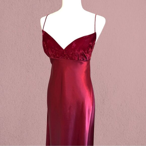 Vintage Silk & Satin burgundy satin and velvet slip dress - Picture 2 of 10